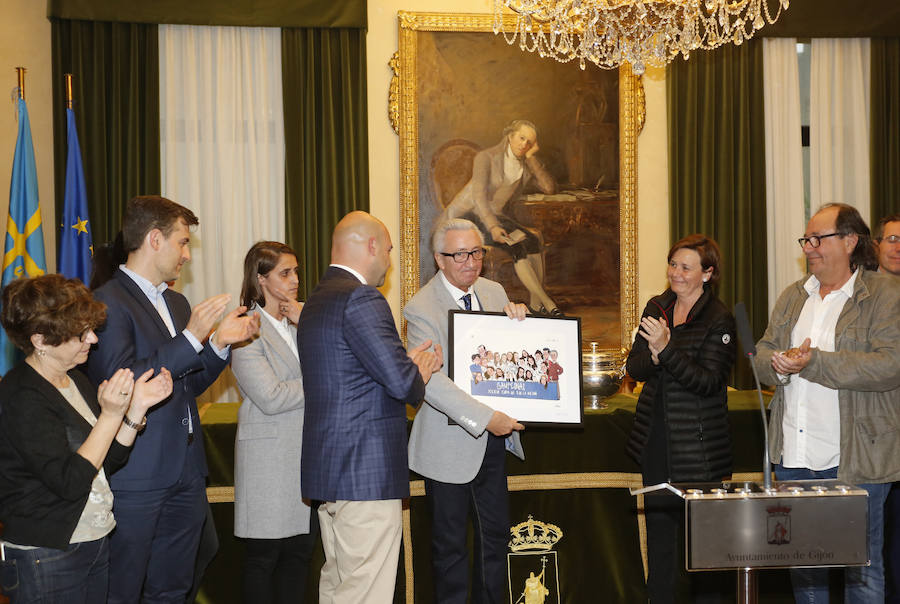 Las jugadoras y el equipo técnico y directivo del Mavi ha sido recibido este miércoles por la Corporación municipal.