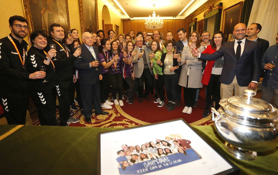 Las jugadoras y el equipo técnico y directivo del Mavi ha sido recibido este miércoles por la Corporación municipal.