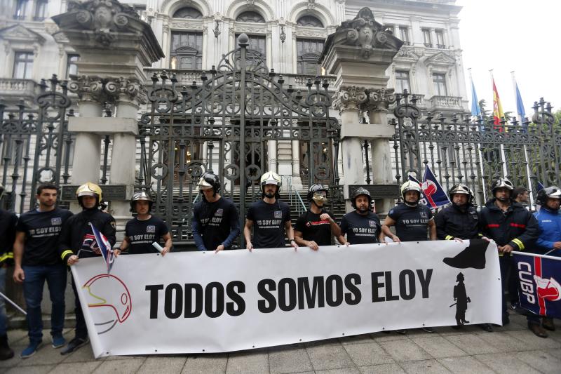 Una veintena de bomberos se ha concentrado frente a la Junta Genearl bajo el lema 'Todos somos Eloy' en protesta por la sentencia que considera que la muerte de su compañero Eloy Palacio en el incendio de la calle Uría se debió a una imprudencia temeraria. Después se han reunido con representantes de los grupos parlamentarios. Entre los asistentes se encontraban Juan Carlos Fernández, 'Cuni', que resultó herido en el suceso, y la esposa del bombero fallecido.