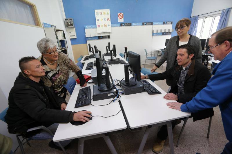 Los presos del Centro Penitenciario de Asturias aseguran que los cursos que les imparten los mayores voluntarios les ayudan a evadirse