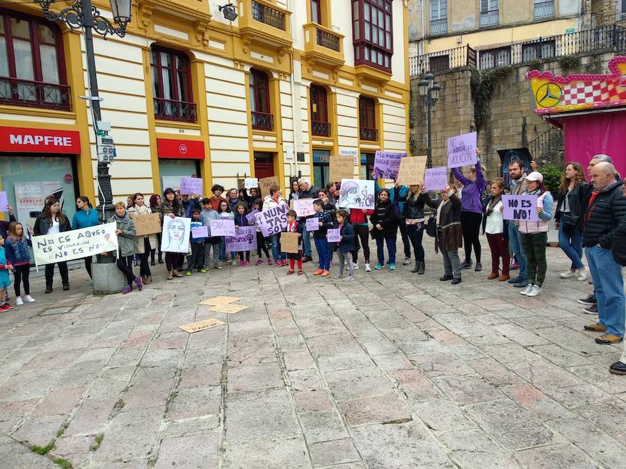 Centenares de personas han llenado las plazas de numerosas localidades asturianas para expresar su rechazo a la sentencia de 'La Manada', que condena a los cinco acusados a nueve años de prisión por abusos, pero no por agresión sexual a la víctima de sanfermines. Los gritos de «No es no» y «Yo sí te creo» ha sonado firmes en Oviedo, Gijón, Avilés, las Cuencas y varios concejos de Oriente y Occidente. 