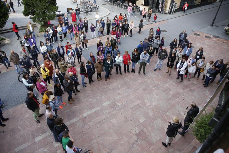 Centenares de personas han llenado las plazas de numerosas localidades asturianas para expresar su rechazo a la sentencia de 'La Manada', que condena a los cinco acusados a nueve años de prisión por abusos, pero no por agresión sexual a la víctima de sanfermines. Los gritos de «No es no» y «Yo sí te creo» ha sonado firme en todos los puntos de la región. 