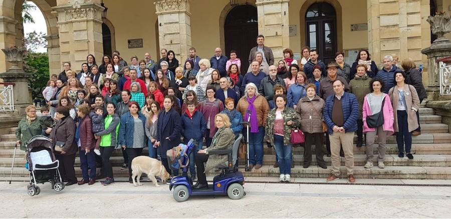 Centenares de personas han llenado las plazas de numerosas localidades asturianas para expresar su rechazo a la sentencia de 'La Manada', que condena a los cinco acusados a nueve años de prisión por abusos, pero no por agresión sexual a la víctima de sanfermines. Los gritos de «No es no» y «Yo sí te creo» ha sonado firmes en Oviedo, Gijón, Avilés, las Cuencas y varios concejos de Oriente y Occidente. 