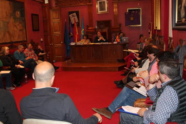 El alcalde, Alejandro Vega, responde a las críticas de José Manuel Felgueres durante el Pleno. 
