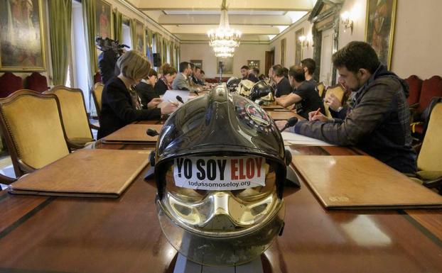 Los bomberos mantuvieron una reunión con representantes de los cinco grupos municipales