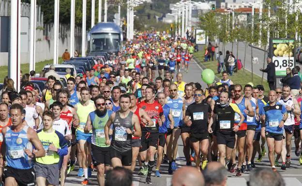Participantes en la última edición de la Media Maratón de Gijón.