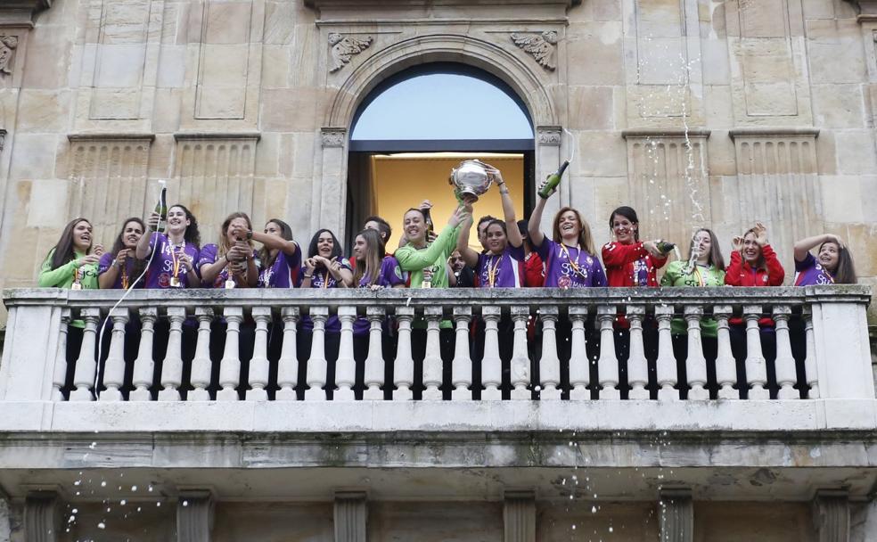 Fanny Ruiz y Marizza Faría sostienen la Copa junto a sus compañeras en el balcón del Ayuntamiento. 