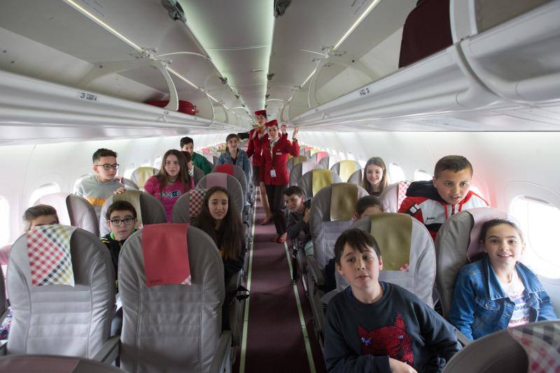 El requisito para participar en el programa es «no haber volado nunca», algo que cumplen todos los jóvenes pasajeros de Volotea. «Tienen edades entre los 10 y 13 años, ya que son alumnos de quinto y sexto de Primaria, así como de Primero de Secundaria»