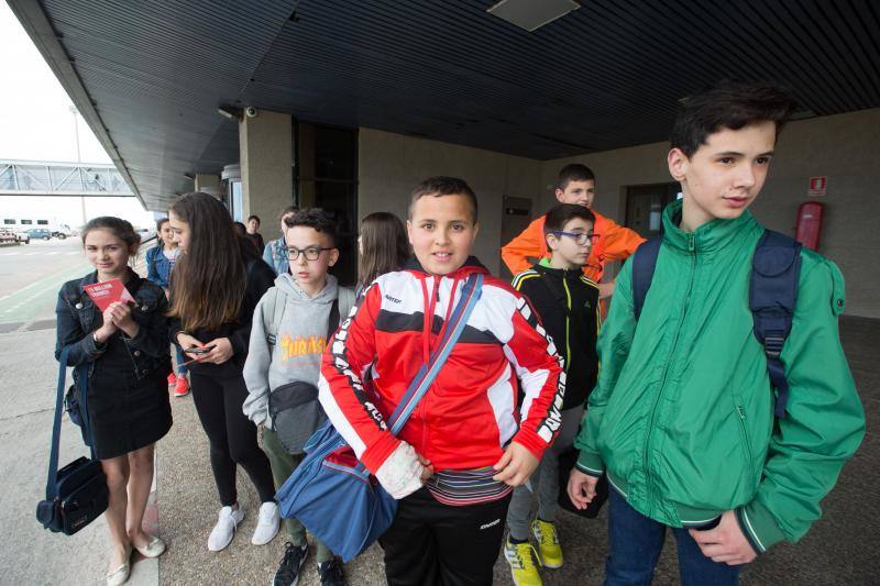 El requisito para participar en el programa es «no haber volado nunca», algo que cumplen todos los jóvenes pasajeros de Volotea. «Tienen edades entre los 10 y 13 años, ya que son alumnos de quinto y sexto de Primaria, así como de Primero de Secundaria»