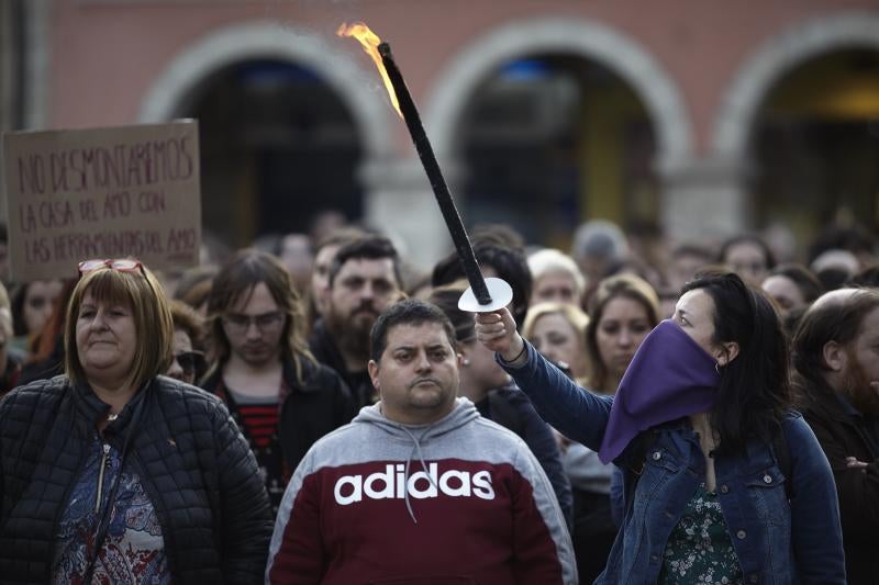 Centenares de personas han llenado las plazas de numerosas localidades asturianas para expresar su rechazo a la sentencia de 'La Manada', que condena a los cinco acusados a nueve años de prisión por abusos, pero no por agresión sexual a la víctima de sanfermines. Los gritos de «No es no» y «Yo sí te creo» ha sonado firmes en Oviedo, Gijón, Avilés, las Cuencas y varios concejos de Oriente y Occidente. 