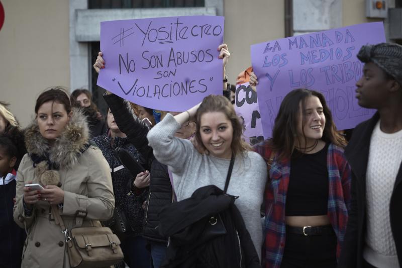 Centenares de personas han llenado las plazas de numerosas localidades asturianas para expresar su rechazo a la sentencia de 'La Manada', que condena a los cinco acusados a nueve años de prisión por abusos, pero no por agresión sexual a la víctima de sanfermines. Los gritos de «No es no» y «Yo sí te creo» ha sonado firmes en Oviedo, Gijón, Avilés, las Cuencas y varios concejos de Oriente y Occidente. 