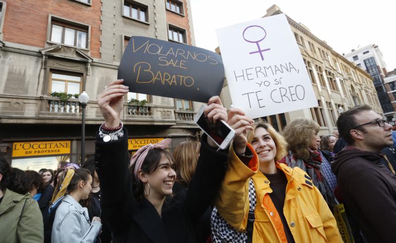 Centenares de personas han llenado las plazas de numerosas localidades asturianas para expresar su rechazo a la sentencia de 'La Manada', que condena a los cinco acusados a nueve años de prisión por abusos, pero no por agresión sexual a la víctima de sanfermines. Los gritos de «No es no» y «Yo sí te creo» ha sonado firmes en Oviedo, Gijón, Avilés, las Cuencas y varios concejos de Oriente y Occidente. 