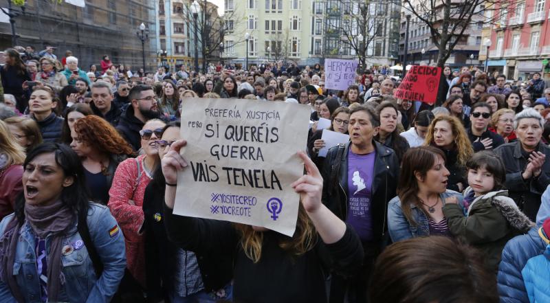 Centenares de personas han llenado las plazas de numerosas localidades asturianas para expresar su rechazo a la sentencia de 'La Manada', que condena a los cinco acusados a nueve años de prisión por abusos, pero no por agresión sexual a la víctima de sanfermines. Los gritos de «No es no» y «Yo sí te creo» ha sonado firmes en Oviedo, Gijón, Avilés, las Cuencas y varios concejos de Oriente y Occidente. 