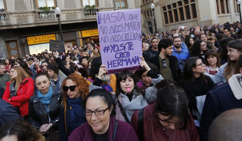 Centenares de personas han llenado las plazas de numerosas localidades asturianas para expresar su rechazo a la sentencia de 'La Manada', que condena a los cinco acusados a nueve años de prisión por abusos, pero no por agresión sexual a la víctima de sanfermines. Los gritos de «No es no» y «Yo sí te creo» ha sonado firmes en Oviedo, Gijón, Avilés, las Cuencas y varios concejos de Oriente y Occidente. 