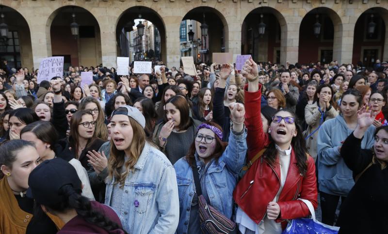 Centenares de personas han llenado las plazas de numerosas localidades asturianas para expresar su rechazo a la sentencia de 'La Manada', que condena a los cinco acusados a nueve años de prisión por abusos, pero no por agresión sexual a la víctima de sanfermines. Los gritos de «No es no» y «Yo sí te creo» ha sonado firmes en Oviedo, Gijón, Avilés, las Cuencas y varios concejos de Oriente y Occidente. 