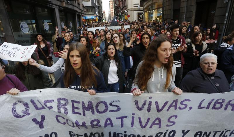 Centenares de personas han llenado las plazas de numerosas localidades asturianas para expresar su rechazo a la sentencia de 'La Manada', que condena a los cinco acusados a nueve años de prisión por abusos, pero no por agresión sexual a la víctima de sanfermines. Los gritos de «No es no» y «Yo sí te creo» ha sonado firmes en Oviedo, Gijón, Avilés, las Cuencas y varios concejos de Oriente y Occidente. 