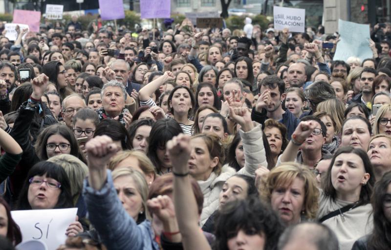 Centenares de personas han llenado las plazas de numerosas localidades asturianas para expresar su rechazo a la sentencia de 'La Manada', que condena a los cinco acusados a nueve años de prisión por abusos, pero no por agresión sexual a la víctima de sanfermines. Los gritos de «No es no» y «Yo sí te creo» ha sonado firmes en Oviedo, Gijón, Avilés, las Cuencas y varios concejos de Oriente y Occidente. 