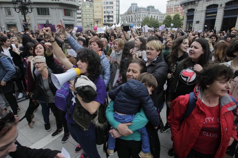 Centenares de personas han llenado las plazas de numerosas localidades asturianas para expresar su rechazo a la sentencia de 'La Manada', que condena a los cinco acusados a nueve años de prisión por abusos, pero no por agresión sexual a la víctima de sanfermines. Los gritos de «No es no» y «Yo sí te creo» ha sonado firmes en Oviedo, Gijón, Avilés, las Cuencas y varios concejos de Oriente y Occidente. 