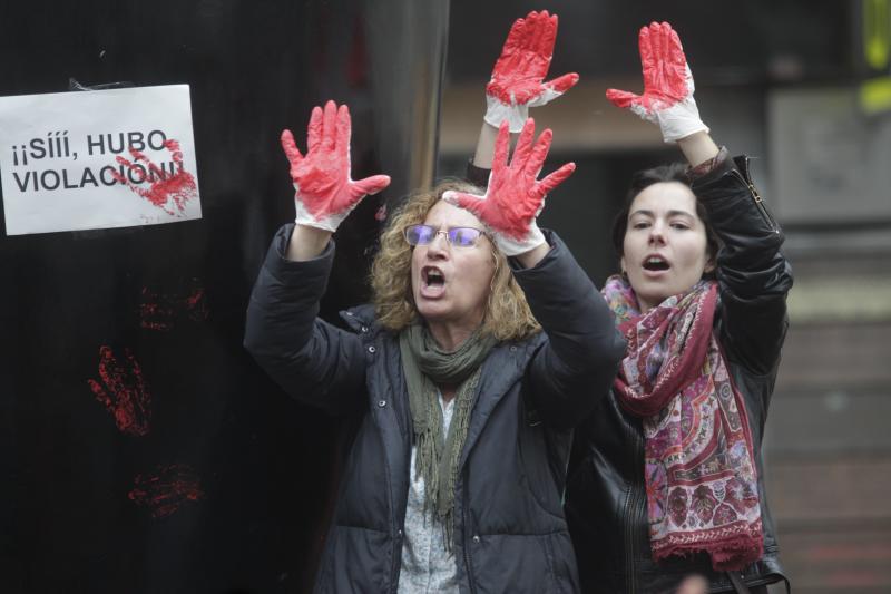 Centenares de personas han llenado las plazas de numerosas localidades asturianas para expresar su rechazo a la sentencia de 'La Manada', que condena a los cinco acusados a nueve años de prisión por abusos, pero no por agresión sexual a la víctima de sanfermines. Los gritos de «No es no» y «Yo sí te creo» ha sonado firmes en Oviedo, Gijón, Avilés, las Cuencas y varios concejos de Oriente y Occidente. 