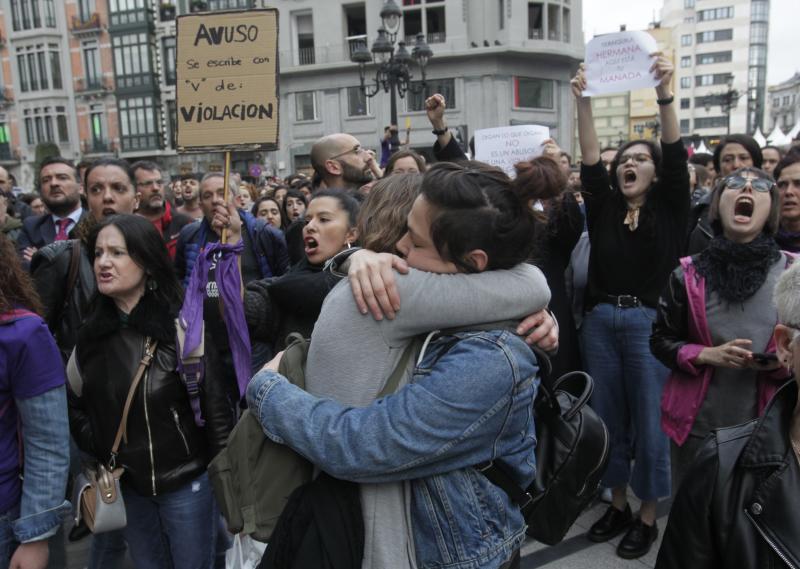 Centenares de personas han llenado las plazas de numerosas localidades asturianas para expresar su rechazo a la sentencia de 'La Manada', que condena a los cinco acusados a nueve años de prisión por abusos, pero no por agresión sexual a la víctima de sanfermines. Los gritos de «No es no» y «Yo sí te creo» ha sonado firmes en Oviedo, Gijón, Avilés, las Cuencas y varios concejos de Oriente y Occidente. 