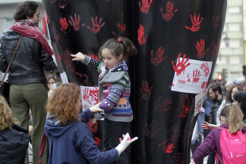 Centenares de personas han llenado las plazas de numerosas localidades asturianas para expresar su rechazo a la sentencia de 'La Manada', que condena a los cinco acusados a nueve años de prisión por abusos, pero no por agresión sexual a la víctima de sanfermines. Los gritos de «No es no» y «Yo sí te creo» ha sonado firmes en Oviedo, Gijón, Avilés, las Cuencas y varios concejos de Oriente y Occidente. 