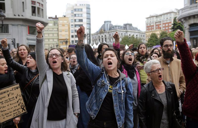 Centenares de personas han llenado las plazas de numerosas localidades asturianas para expresar su rechazo a la sentencia de 'La Manada', que condena a los cinco acusados a nueve años de prisión por abusos, pero no por agresión sexual a la víctima de sanfermines. Los gritos de «No es no» y «Yo sí te creo» ha sonado firmes en Oviedo, Gijón, Avilés, las Cuencas y varios concejos de Oriente y Occidente. 