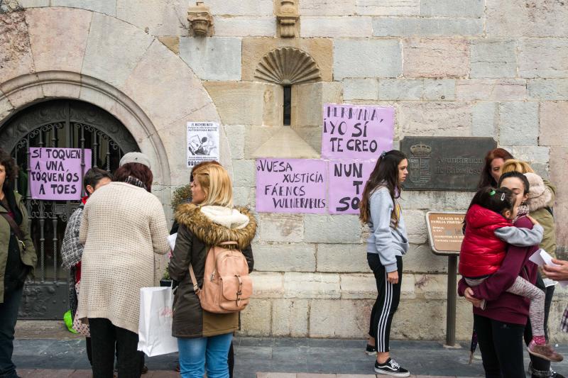 Centenares de personas han llenado las plazas de numerosas localidades asturianas para expresar su rechazo a la sentencia de 'La Manada', que condena a los cinco acusados a nueve años de prisión por abusos, pero no por agresión sexual a la víctima de sanfermines. Los gritos de «No es no» y «Yo sí te creo» ha sonado firmes en Oviedo, Gijón, Avilés, las Cuencas y varios concejos de Oriente y Occidente. 