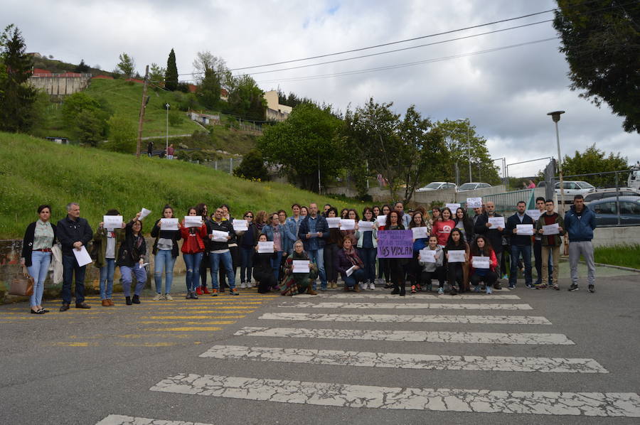 Centenares de personas han llenado las plazas de numerosas localidades asturianas para expresar su rechazo a la sentencia de 'La Manada', que condena a los cinco acusados a nueve años de prisión por abusos, pero no por agresión sexual a la víctima de sanfermines. Los gritos de «No es no» y «Yo sí te creo» ha sonado firmes en Oviedo, Gijón, Avilés, las Cuencas y varios concejos de Oriente y Occidente. 