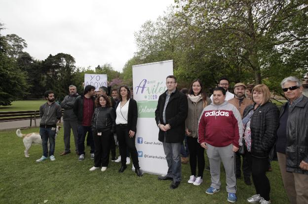 Tania González, ayer en el parque de Ferrera arropada por militantes de Podemos. 