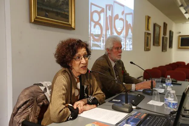 Soledad Álvarez, en el Ateneo Jovellanos, donde habló sobre 'El paisaje escultórico de Gijón', con Luis Rubio. 