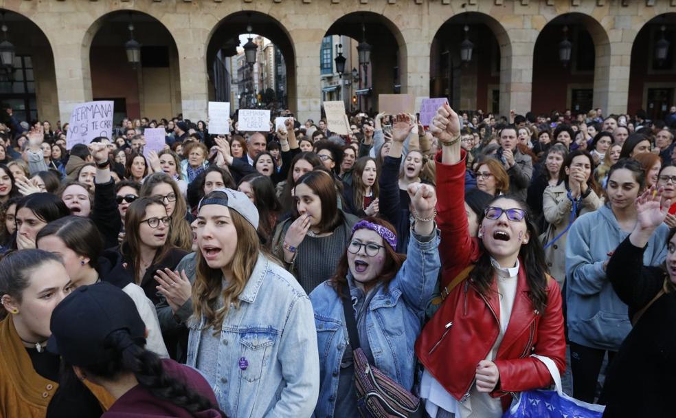 Gijón. La concentración comenzó en la Plaza del Parchís y concluyó frente al ayuntamiento, donde continuaron los cánticos pidiendo «justicia de verdad». 