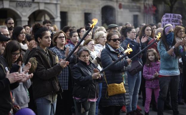 Imagen. Los vecinos se manifestaron con antorchas en las calles de Avilés.