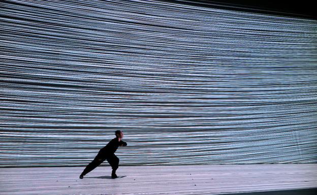 Imagen. El bailarin y coreógrafo japonés Hiroaki Umeda presenta hoy una performance intensa y explosiva de 20 minutos de duración en la que su cuerpo en movimiento, la imagen y el sonido se mecen de forma conjunta. Cerrará, a partir de las once de la noche, las actuaciones previstas hoy en el Teatro de la Universidad Laboral.