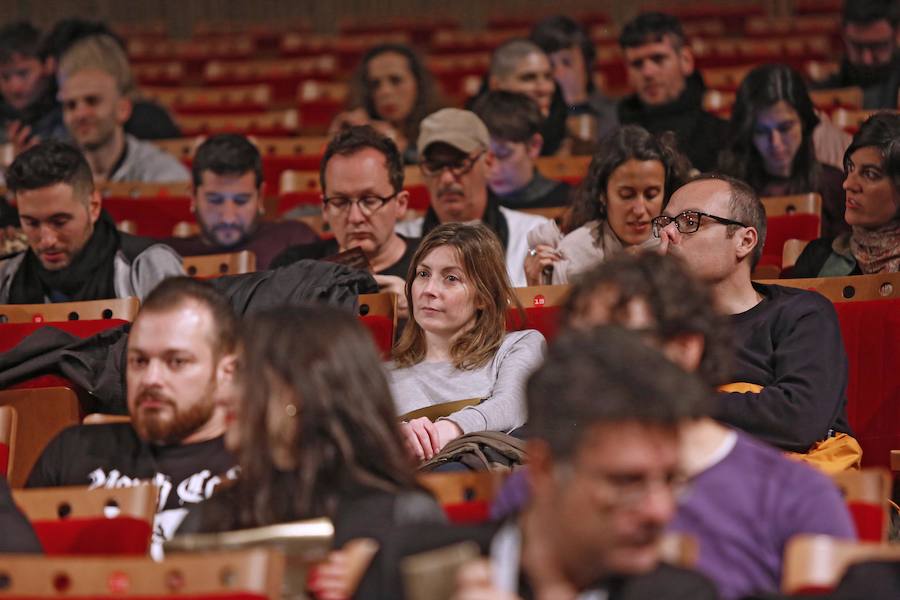 El espectáculo de luz y sonido elegido para abrir la última edición del LEV Gijón ha conquistado a las centenares de personas que han lleando el Teatro de la Laboral. 