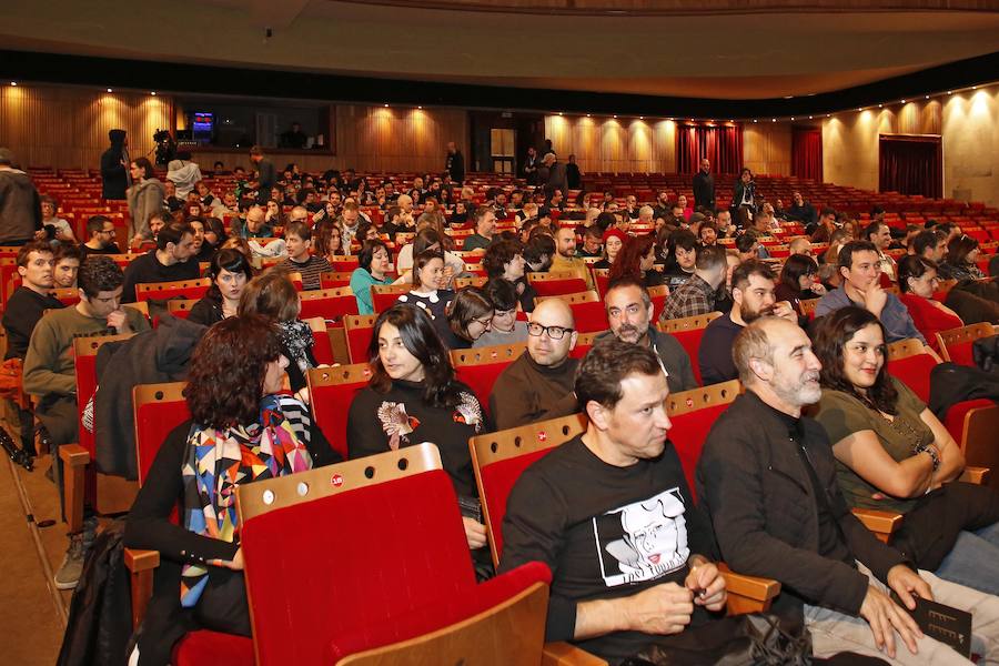 El espectáculo de luz y sonido elegido para abrir la última edición del LEV Gijón ha conquistado a las centenares de personas que han lleando el Teatro de la Laboral. 