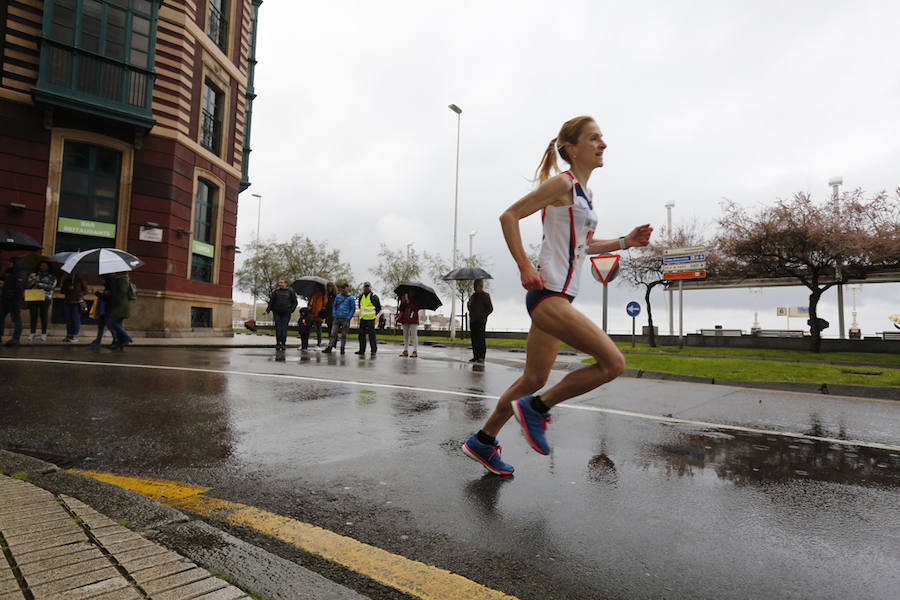 Más de 2.500 atletas han participado en la EDP Media Maratón de Gijón, en la que se ha impuesto el marroquí Said Attadi. ¿Estuviste? ¡Búscate en las fotos!