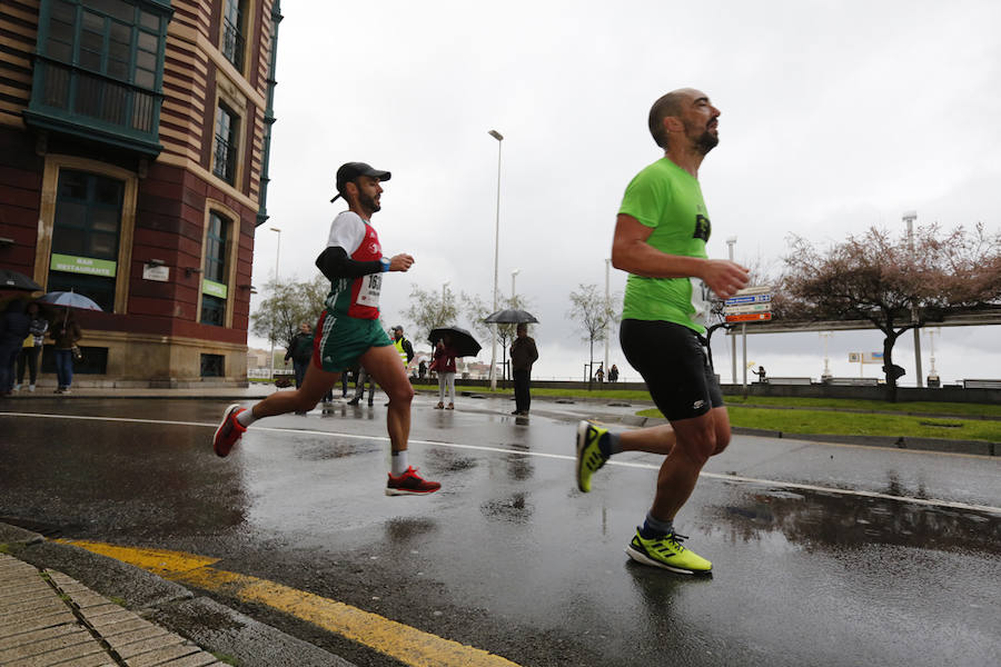 Más de 2.500 atletas han participado en la EDP Media Maratón de Gijón, en la que se ha impuesto el marroquí Said Attadi. ¿Estuviste? ¡Búscate en las fotos!