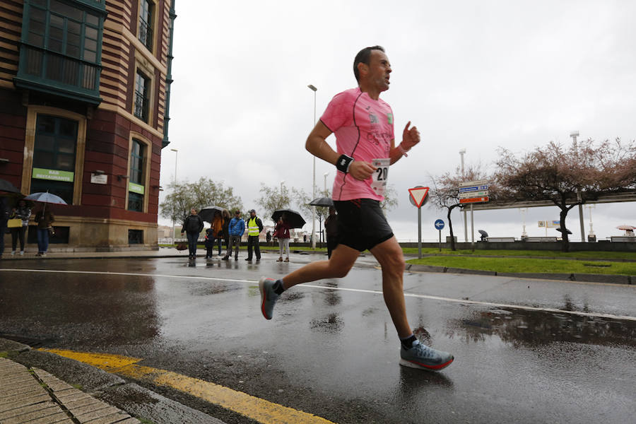 Más de 2.500 atletas han participado en la EDP Media Maratón de Gijón, en la que se ha impuesto el marroquí Said Attadi. ¿Estuviste? ¡Búscate en las fotos!