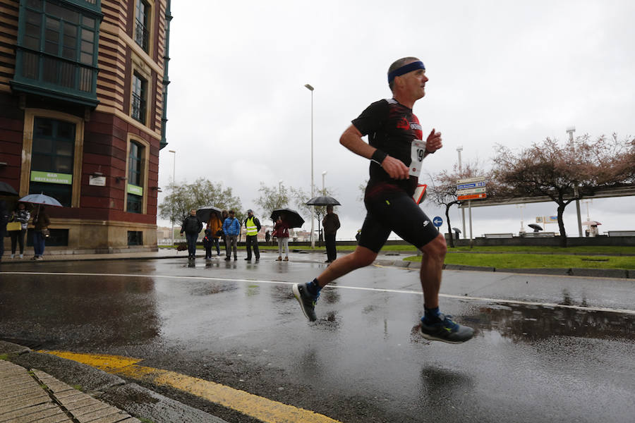 Más de 2.500 atletas han participado en la EDP Media Maratón de Gijón, en la que se ha impuesto el marroquí Said Attadi. ¿Estuviste? ¡Búscate en las fotos!
