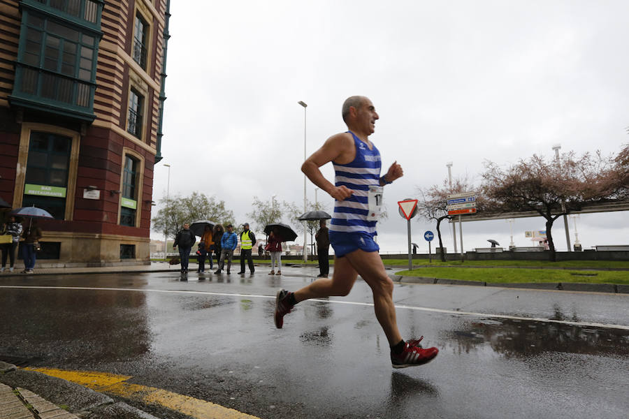 Más de 2.500 atletas han participado en la EDP Media Maratón de Gijón, en la que se ha impuesto el marroquí Said Attadi. ¿Estuviste? ¡Búscate en las fotos!