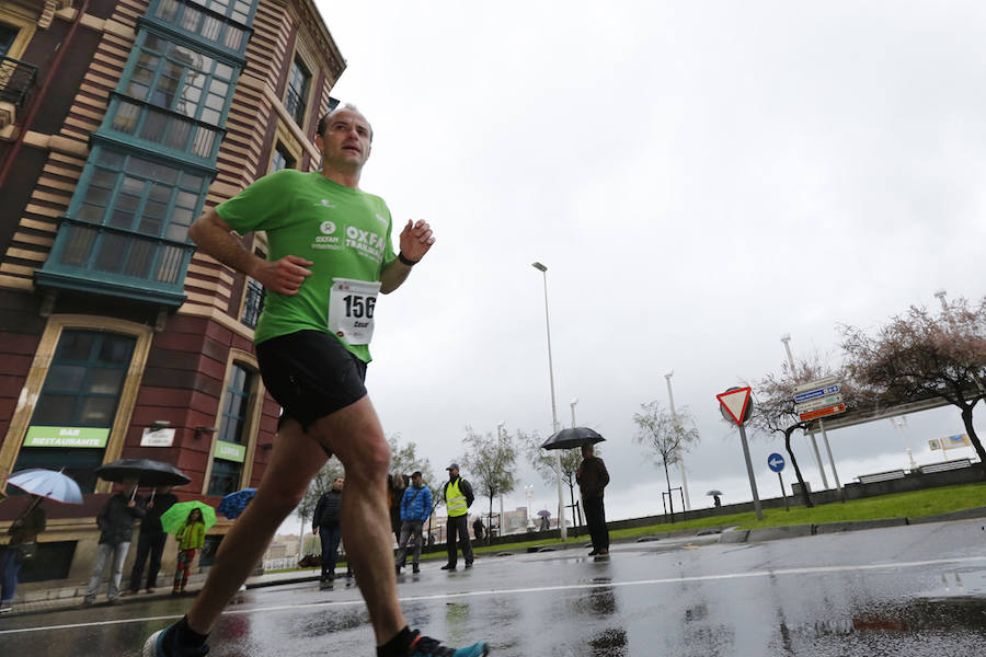 Más de 2.500 atletas han participado en la EDP Media Maratón de Gijón, en la que se ha impuesto el marroquí Said Attadi. ¿Estuviste? ¡Búscate en las fotos!