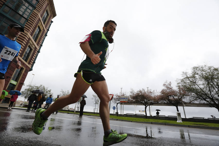 Más de 2.500 atletas han participado en la EDP Media Maratón de Gijón, en la que se ha impuesto el marroquí Said Attadi. ¿Estuviste? ¡Búscate en las fotos!