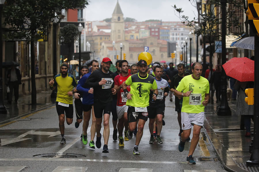 Más de 2.500 atletas han participado en la EDP Media Maratón de Gijón, en la que se ha impuesto el marroquí Said Attadi. ¿Estuviste? ¡Búscate en las fotos!