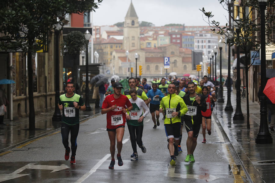 Más de 2.500 atletas han participado en la EDP Media Maratón de Gijón, en la que se ha impuesto el marroquí Said Attadi. ¿Estuviste? ¡Búscate en las fotos!