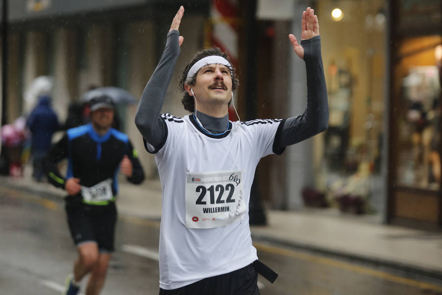 Más de 2.500 atletas han participado en la EDP Media Maratón de Gijón, en la que se ha impuesto el marroquí Said Attadi. ¿Estuviste? ¡Búscate en las fotos!