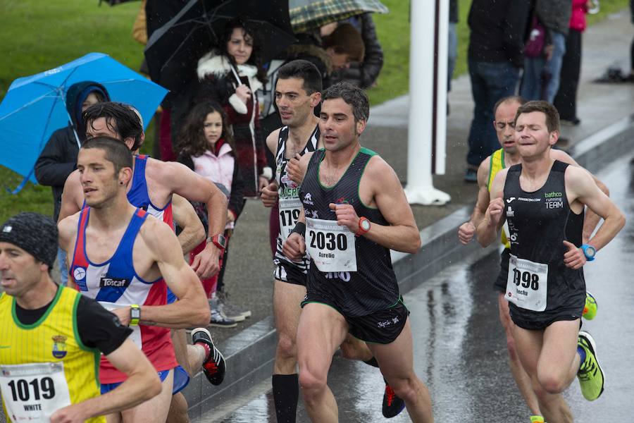 Más de 2.500 atletas han participado en la EDP Media Maratón de Gijón, en la que se ha impuesto el marroquí Said Attadi. ¿Estuviste? ¡Búscate en las fotos!