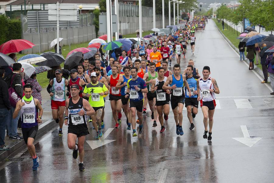 Más de 2.500 atletas han participado en la EDP Media Maratón de Gijón, en la que se ha impuesto el marroquí Said Attadi. ¿Estuviste? ¡Búscate en las fotos!