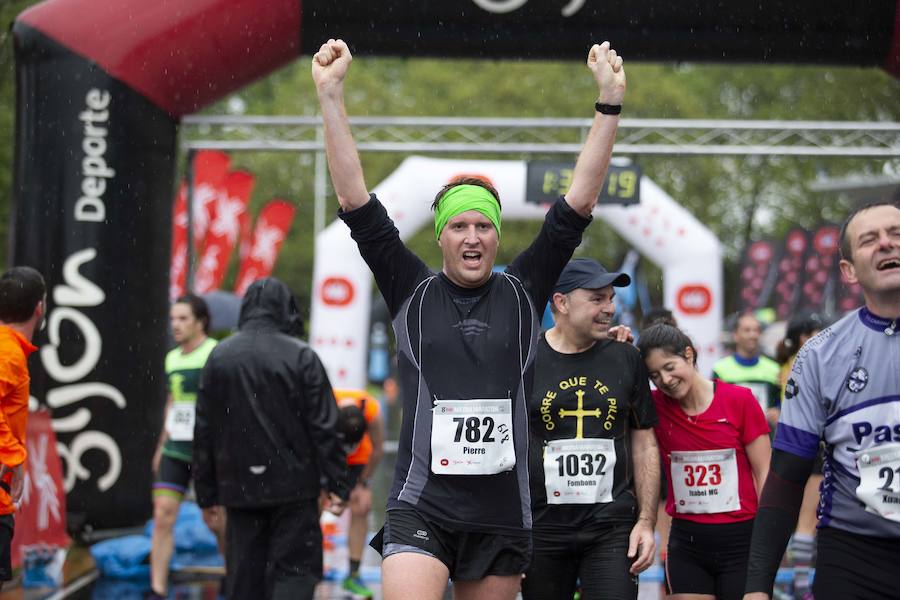 Más de 2.500 atletas han participado en la EDP Media Maratón de Gijón, en la que se ha impuesto el marroquí Said Attadi. ¿Estuviste? ¡Búscate en las fotos!