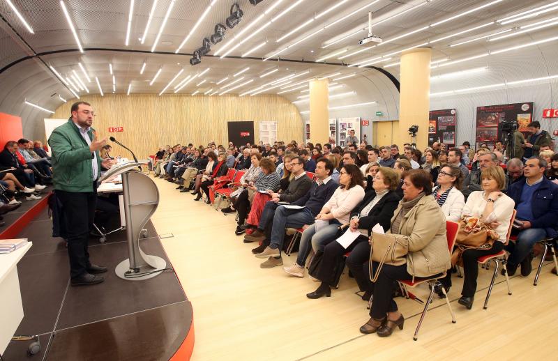 Varios cargos socialistas han aprovechado el comité autonómico de la FSA para pedir al secretario general de la FSA, Adrián Barbón, que se presente a las primarias en las que se elegirá al candidato que concurrirá a las próximas elecciones a la presidencia del Principado.