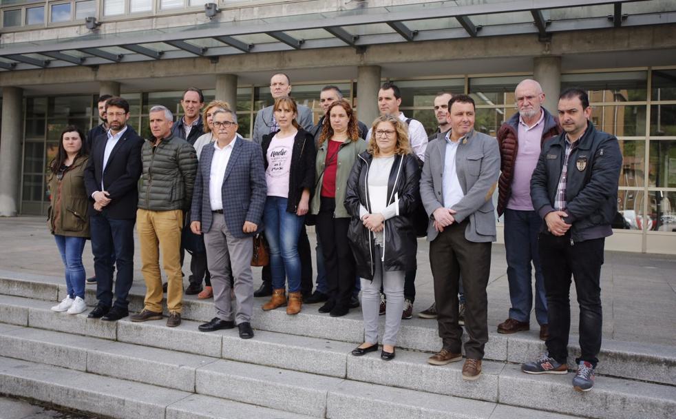 En primera fila, la edil Alazne Ceñal de Bimenes; Enrique Martínez, alcalde de San Martín; Marcelino Martínez, de Sobrescobio; Aníbal Vázquez; de Mieres; la vicealcaldesa de Lena, Ángeles López; la portavoz de Somos, Patricia García; la del PSOE, Gloria Muñoz; el alcalde de Laviana, Julio García; el de Caso, Miguel Ángel Fernández Iglesias; y el vicealcalde mierense, Manuel Ángel Álvarez. Detrás, el alcalde de Bimenes, Aitor García; el portavoz del PP mierense, José Manuel Rodríguez; la alcaldesa de Riosa, Ana Díaz; el alcalde de Langreo, Jesús Sánchez; el de Morcín, Maximino García; David Moreno, de Aller; y el edil del PSOE de Lena Miguel Ángel Quintana. 